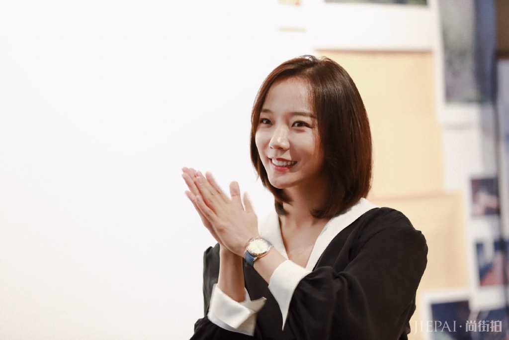 王珞丹棉服搭配牛仔裤青春靓丽,美出了新天际