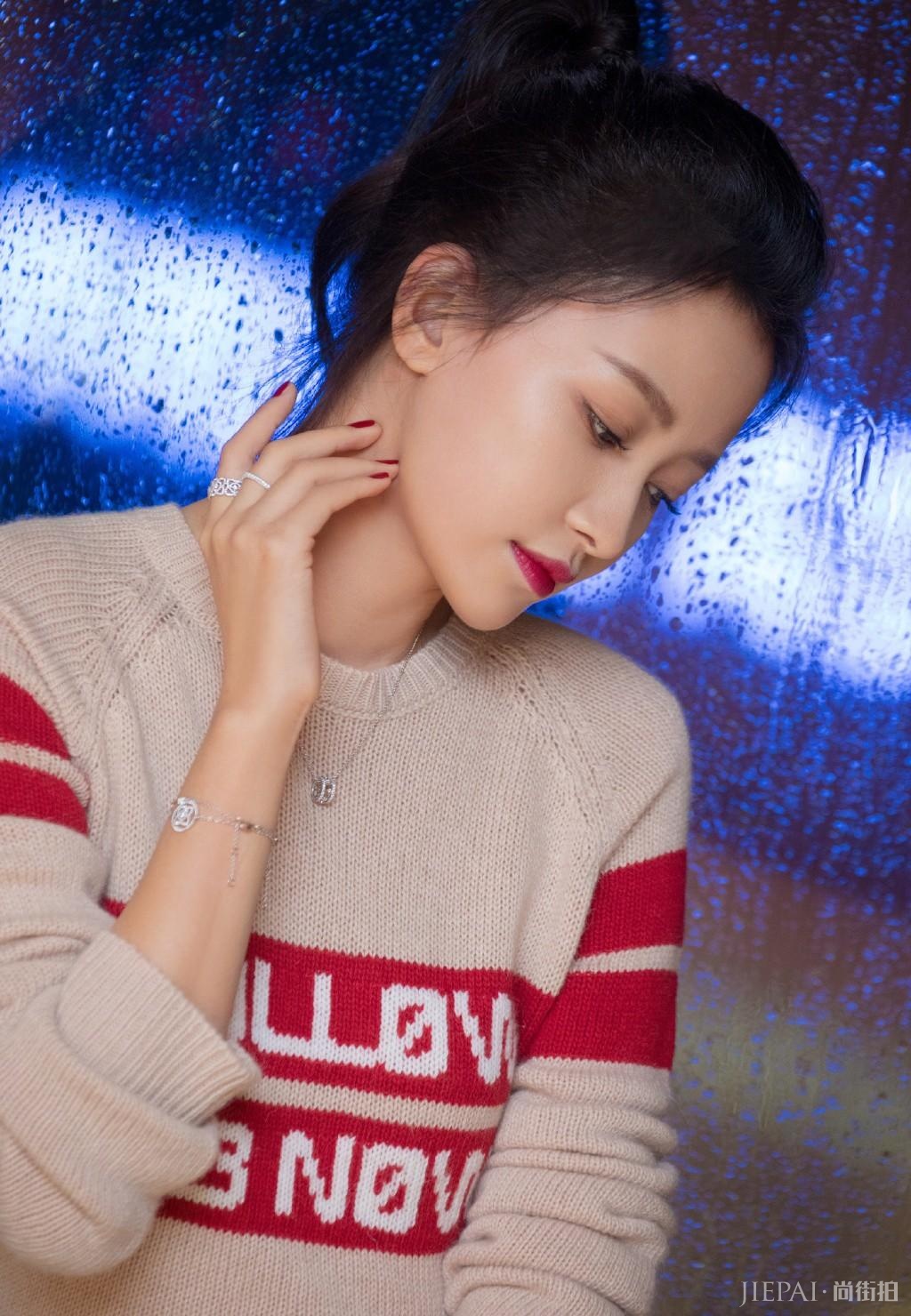 孙怡穿着低调可首饰价格却让人佩服：加起来将近15万