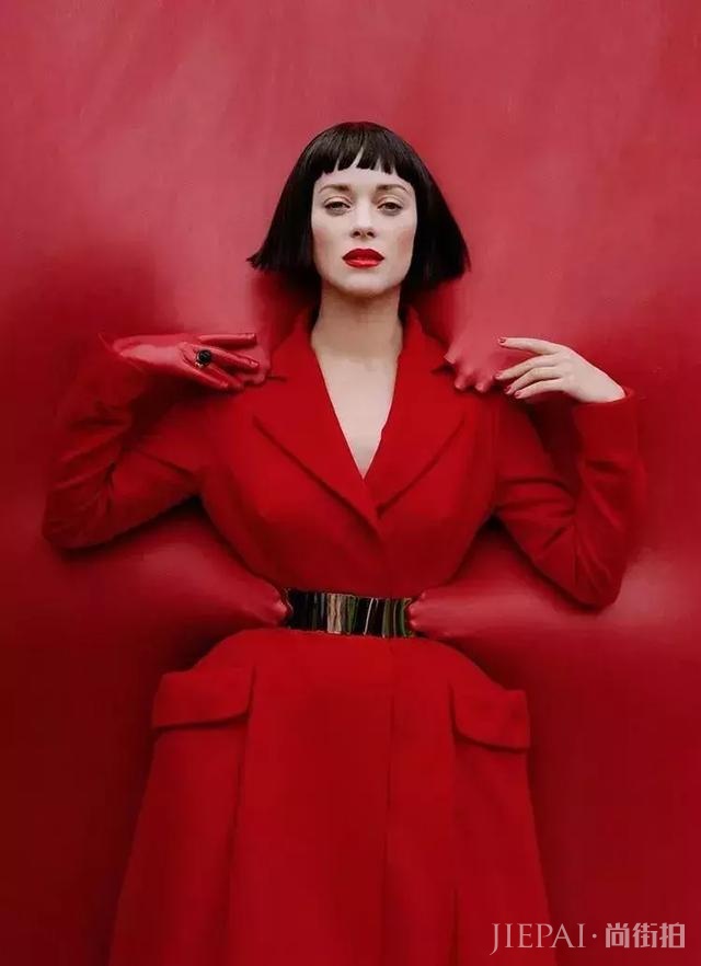 红色大衣怎么穿才不俗气?