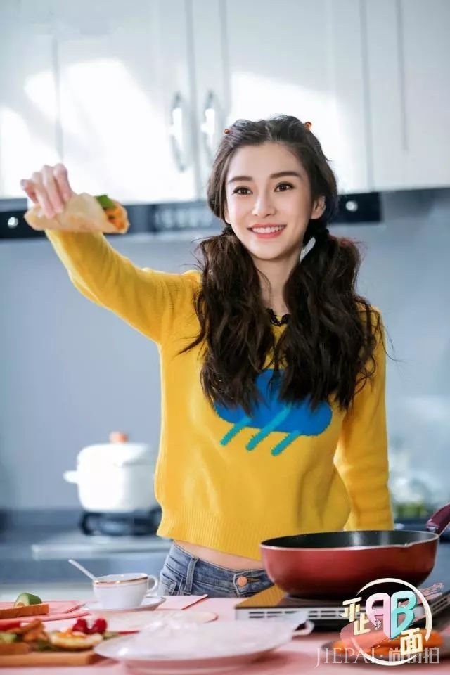 杨颖印花毛衣+双马尾清新减龄,好可爱