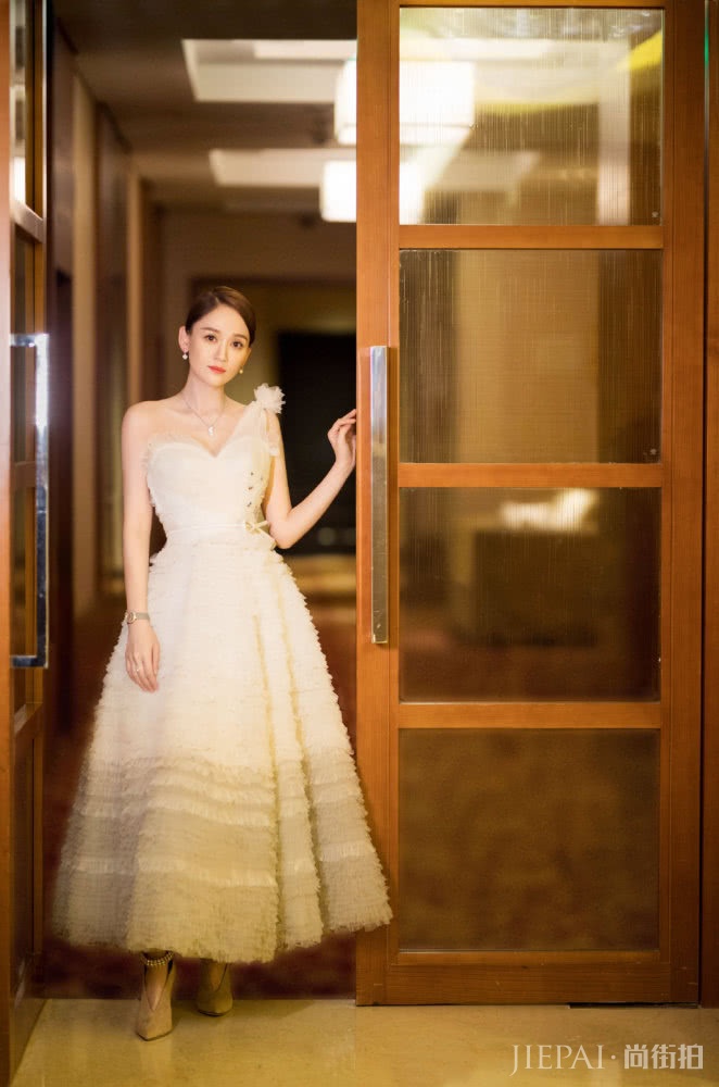 陈乔恩的时尚大片,黑色丝绒上衣搭配碎花长裙