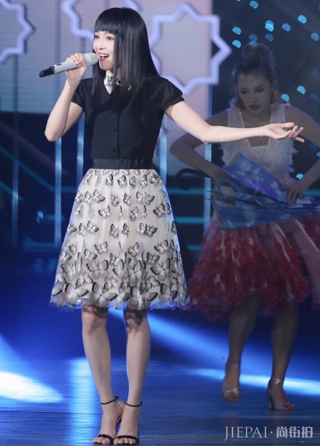 张韶涵驾驭不了“铅笔高跟”,穿后鞋脚分离,看得人揪心!