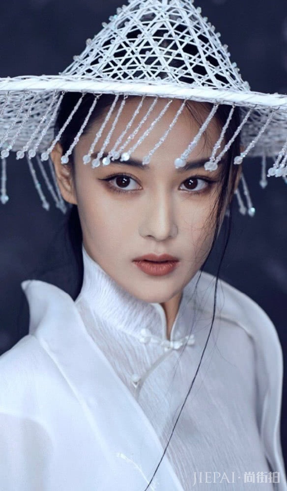 张馨予化身侠女,眼神灵动气质卓越,英气十足!