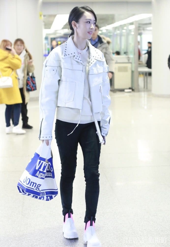 童瑶机场街拍 穿成55分脚踝很显矮！