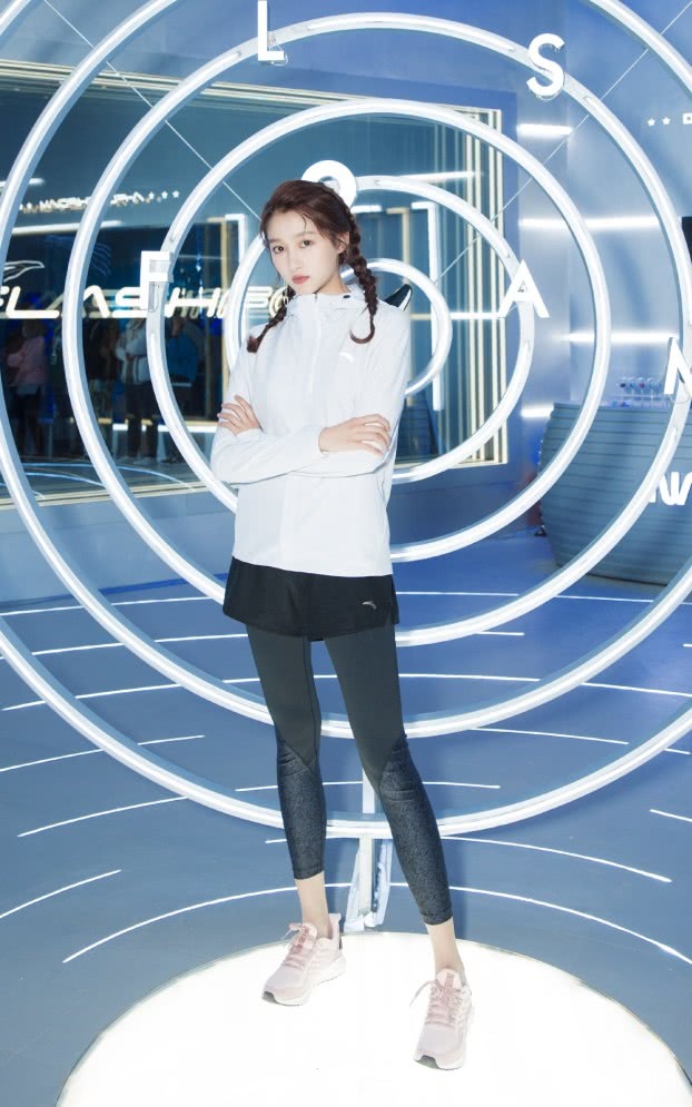 关晓彤这条“蚂蚁裤”，秀“钢筋腿”妥妥的