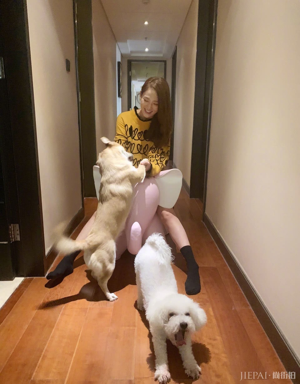 陈乔恩穿蓬蓬裙扮嫩成功，硬是穿出了18岁的模样，真漂亮