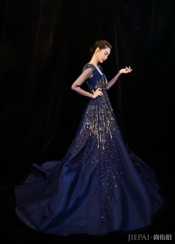 戚薇深蓝色高定礼服裙身镶满钻石,胸口事业线突出!