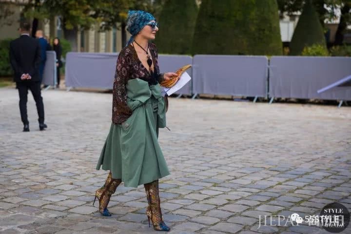 欧美街拍 超显白的绿色衣服彰显时尚高级感