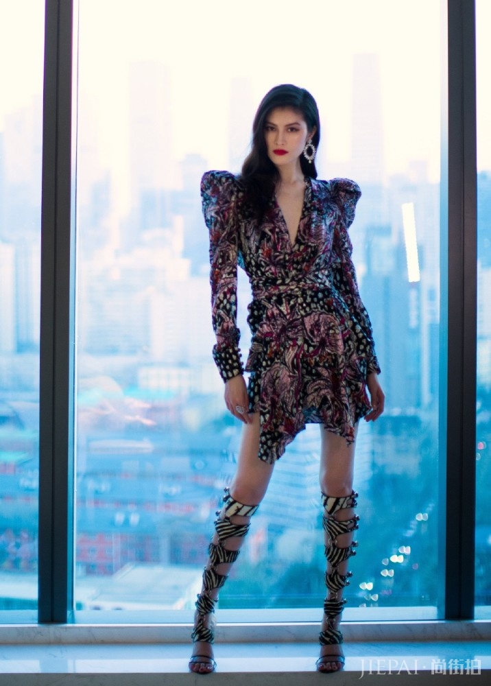 何穗穿印花连衣裙身材胖了一半,脚下靴子一般人驾驭不了