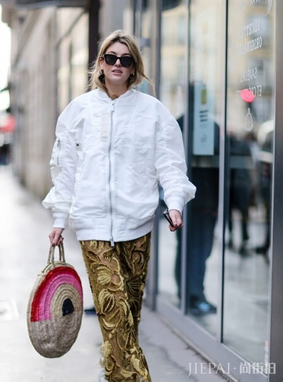 今年冬天用白色羽绒服抢镜，提升你的优雅形象