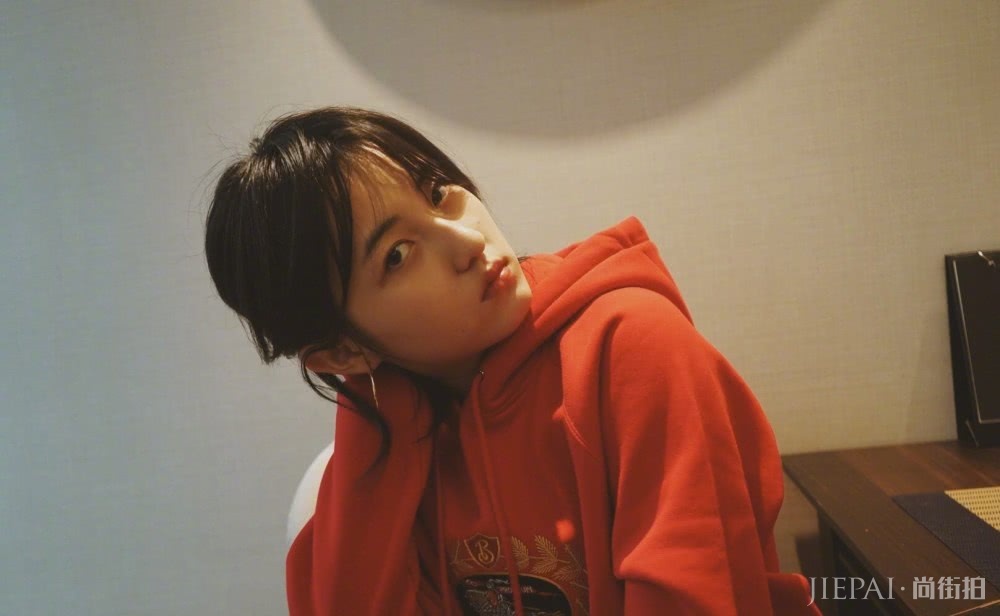 张子枫私服穿搭真心不错,学她这样穿你也能青春俏皮