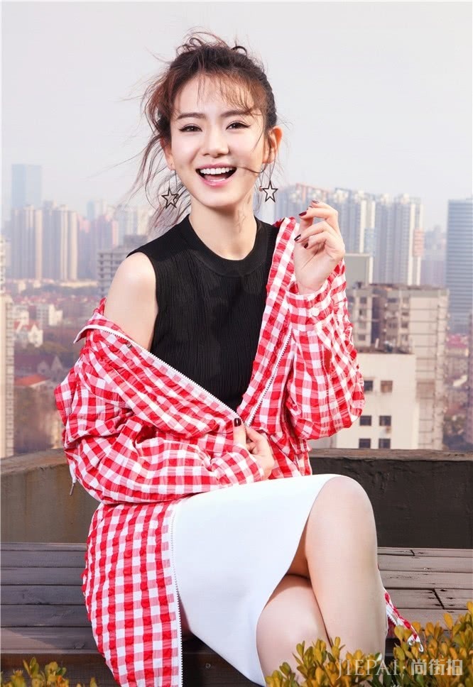 戚薇深蓝色高定礼服裙身镶满钻石,胸口事业线突出!