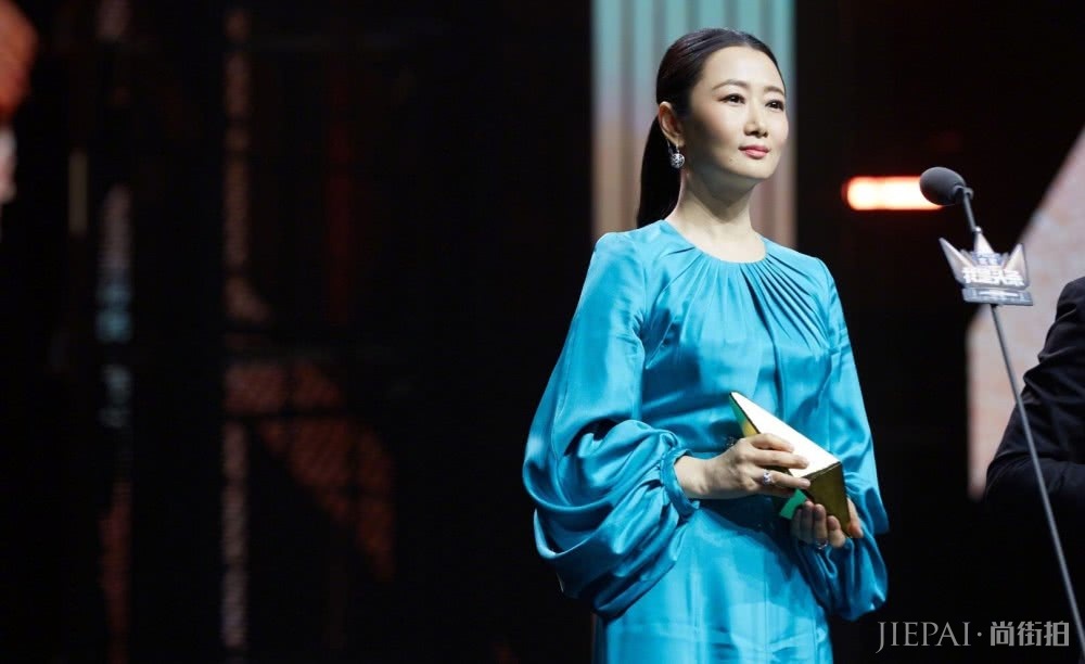 赵涛低扎发搭配蓝色长裙减龄了十来岁,40岁嫩回30岁