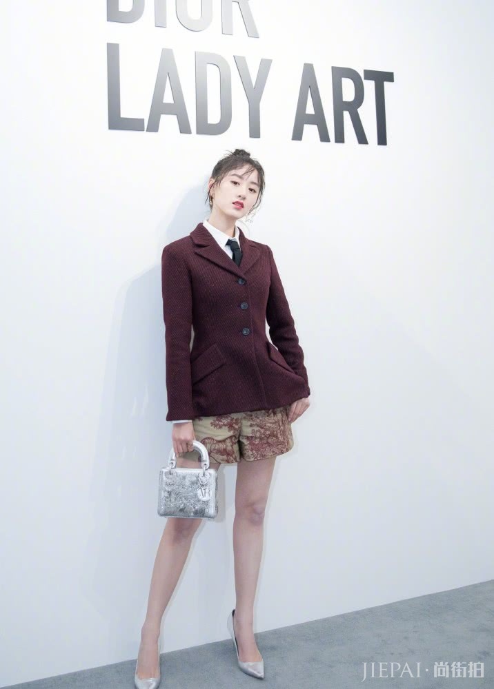 袁冰妍西装搭配花裤子气质好到出众
