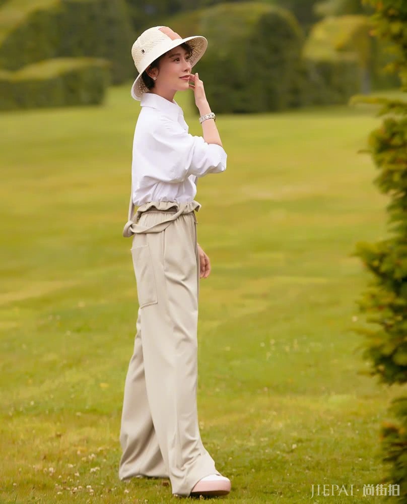 海清穿白色印花长裙 时尚又优雅