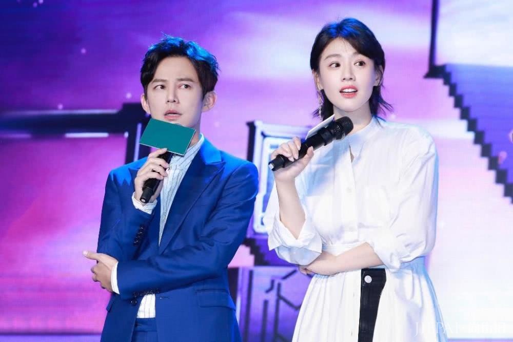 马思纯剪短发身穿大衣配草绿色围巾,超超超级减龄!