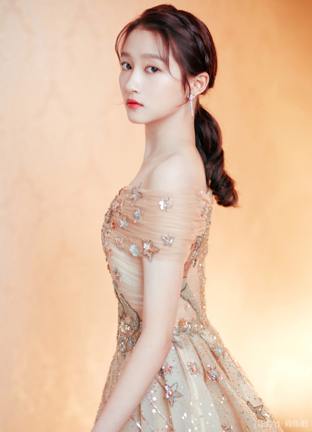 关晓彤身穿一袭金色抹胸长裙惊艳众人,美出新高度!