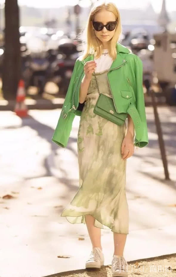 冬天裙子+小白鞋，搭配优雅又不失趣味，你有心动吗？