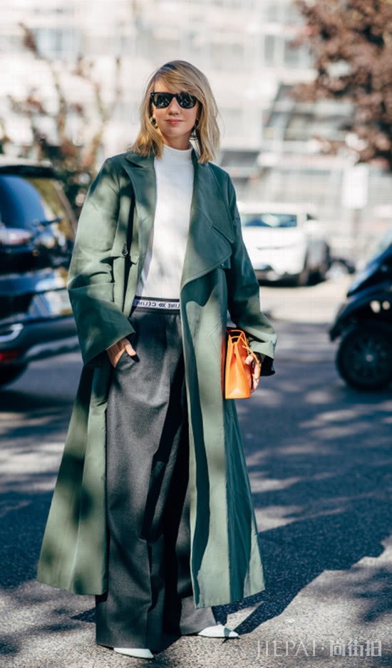 绿色大衣显白,具有青春活力