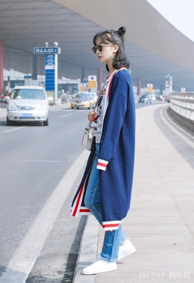 长款针织衫怎么搭配好看?学杨超越这样穿美翻了,时髦又显气质