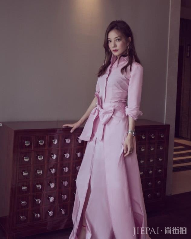 赵薇竟在裙子里塞了一圈纸板?难怪看着这么立体