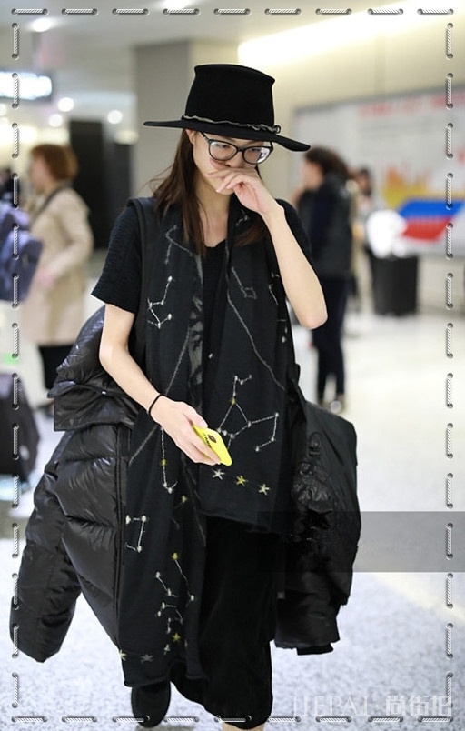 钟楚曦棉服不穿身上却挂包上,宁愿挨冻也要抢镜?