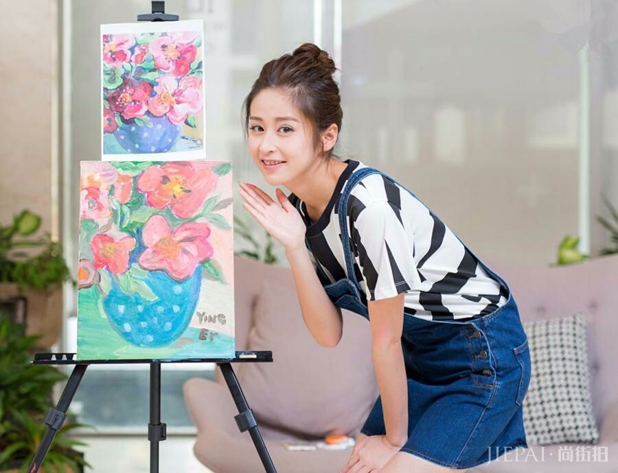 颖儿穿吊带碎花裙侧身前凸后翘,正面照胯是腰两倍?