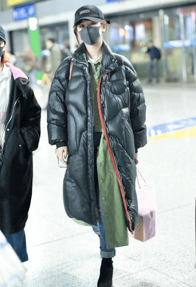 杨紫穿应援羽绒服走机场,内搭卫衣换个色显白太多,实力宠粉