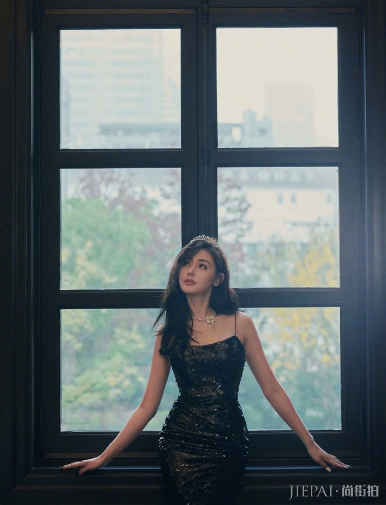 张天爱上次穿错亮片裙，这次终于找回感觉，“肚腩”变“蜂腰”！