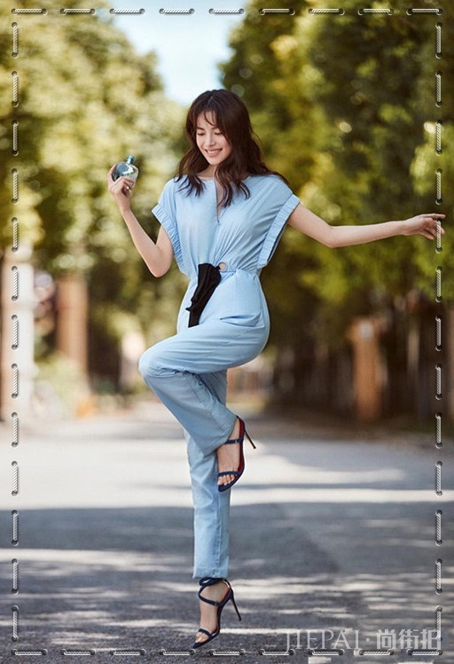 钟楚曦棉服不穿身上却挂包上,宁愿挨冻也要抢镜?