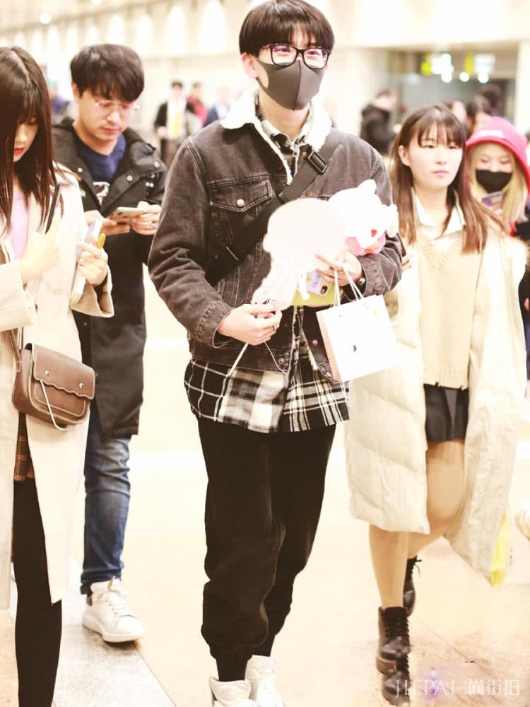 还在穿呢大衣？明星街拍都改穿保暖又时尚的加绒牛仔了