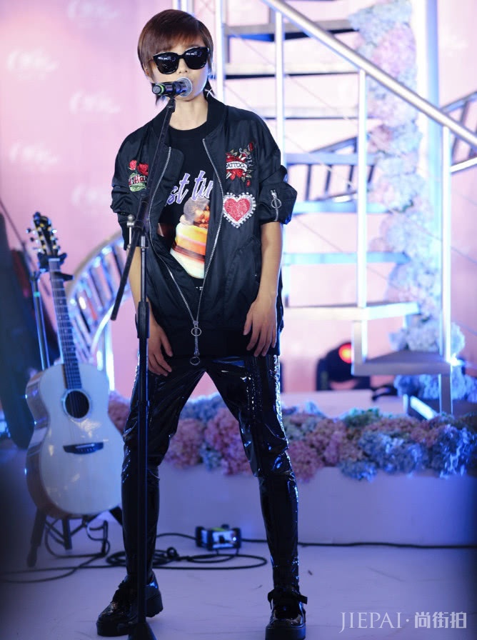 超女许飞近照曝光,素颜穿“键盘套装”,大秀中性风