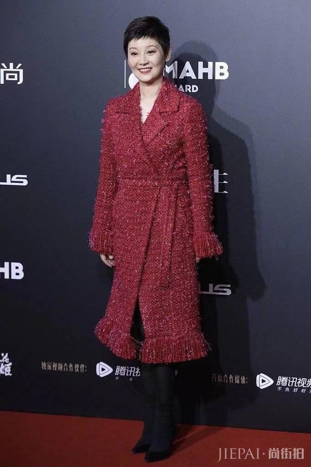 徐帆也紧追潮流, “狗啃刘海”短发加“起球”大衣, 帅气优雅两不误