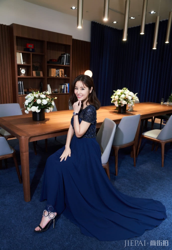 林心如穿拖地蓝裙优雅又减龄，美人美到骨子里了