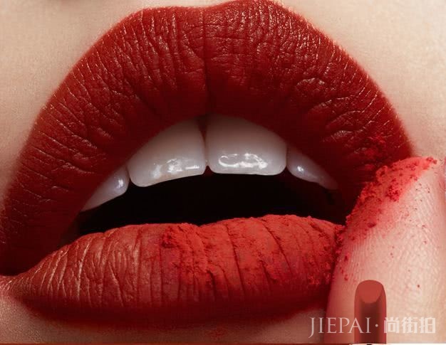 迪丽热巴的口红也太好看了吧！但这个色号现在最显白