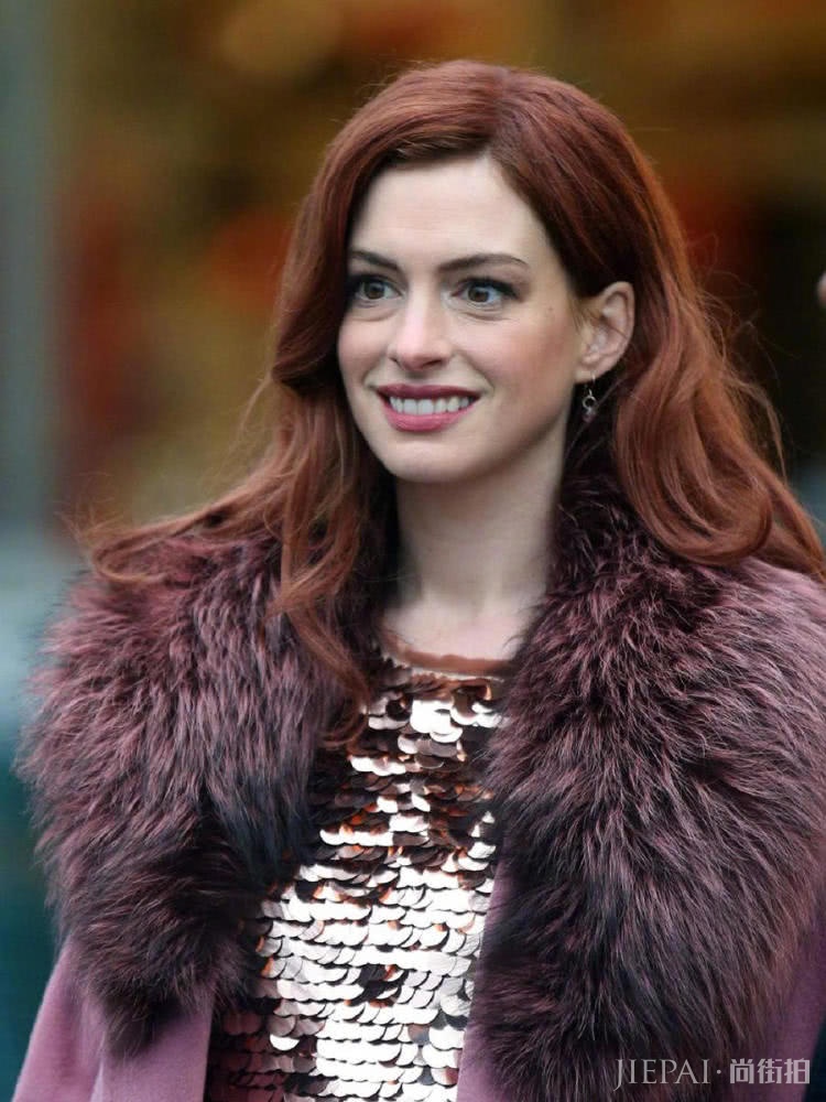 安妮海瑟薇街拍“放飞自我”，网友却爱上她的糖果色大衣