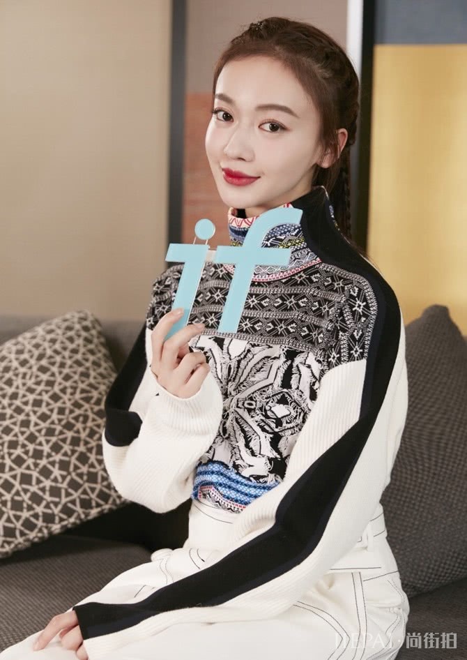 吴谨言把“弹簧裤”剪开一个口,不仅不冷还很时髦!