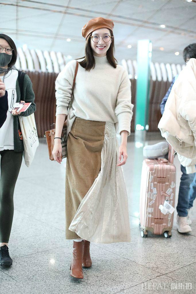 江疏影毛衣配拼接长裙知性优雅,私服女王果然名不虚传!