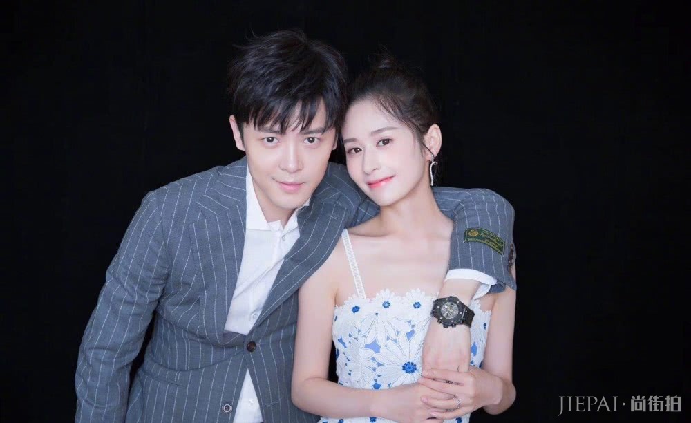 颖儿气质越来越好了,低马尾搭白色衬衣知性优雅又美丽