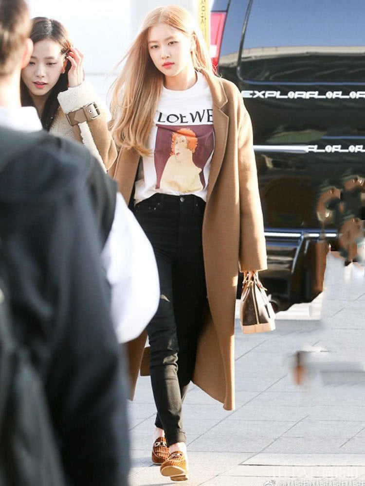 韩国女团Lisa穿垮肩大衣，Jennie露脚跟