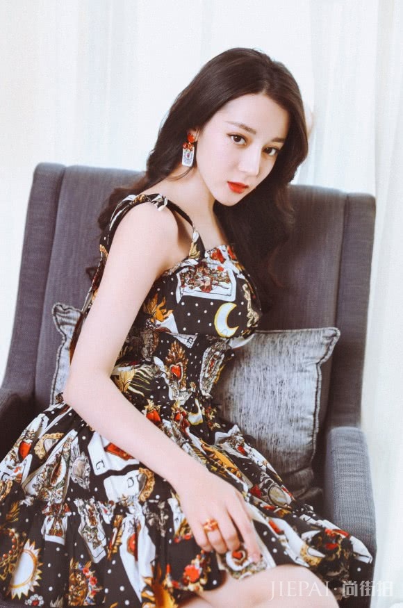 迪丽热巴高跟鞋里塞大长袜,不小心暴露x型腿