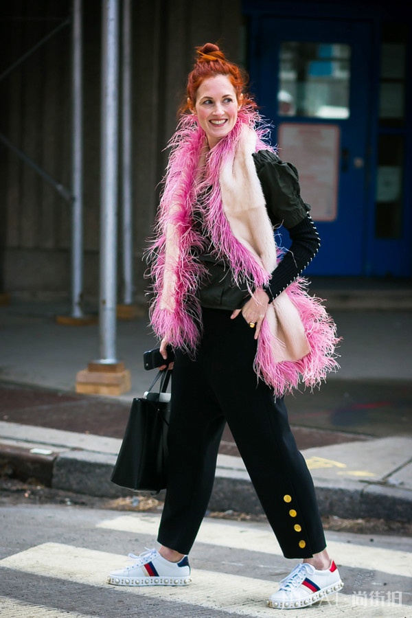 时尚编辑泰勒·托马西 (Taylor Tomasi) 精彩街拍集锦：最会“作妖”的女人，再浮夸的风格也能不抓马！