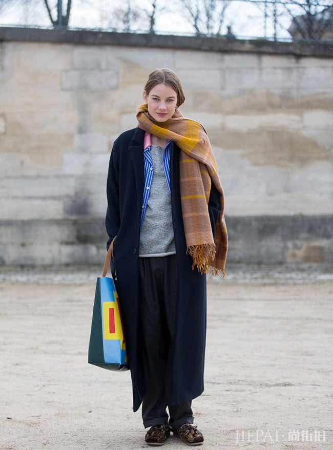 黑色大衣搭配围巾,让你造型不再沉闷,穿出冬日时尚魅力