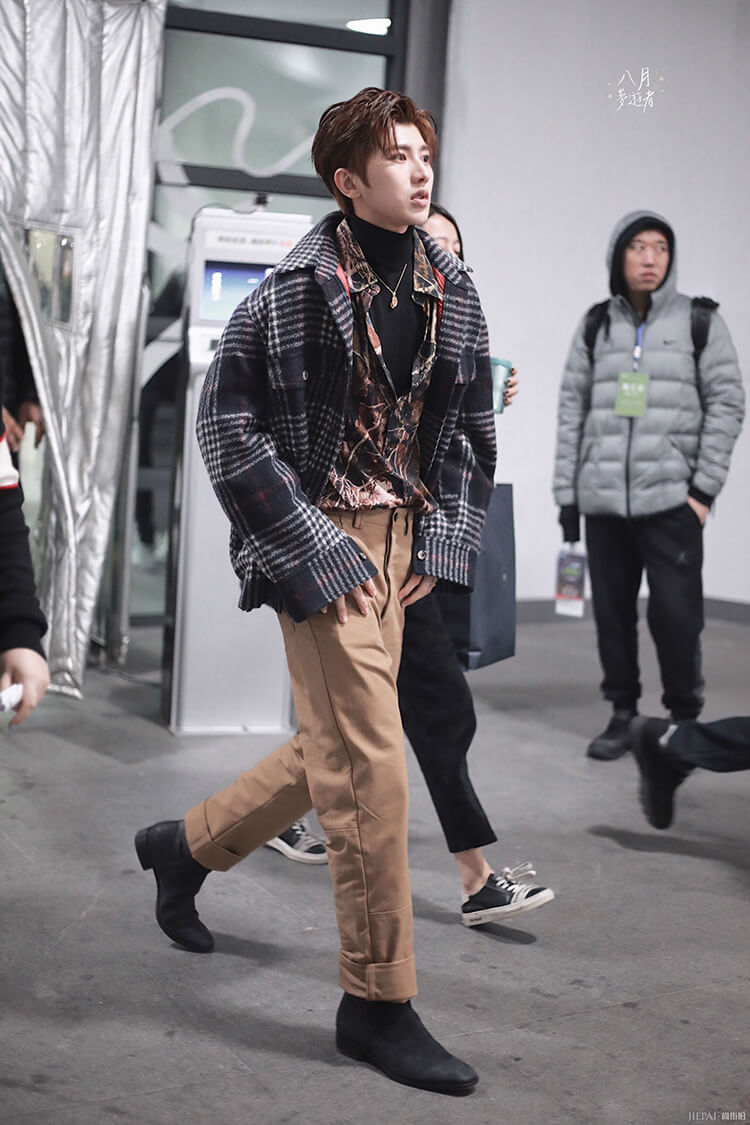 迪丽热巴穿7千多的男款格纹衬衫走机场,却被吐槽没有腰