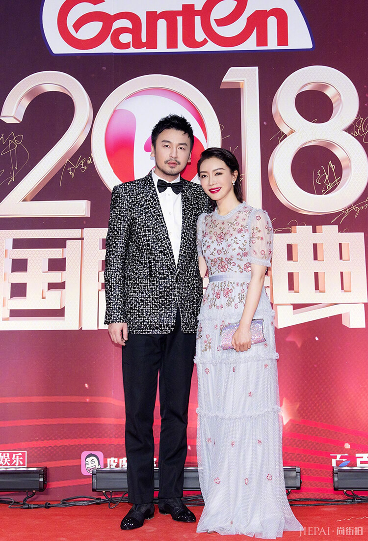 国剧红毯造型，佘诗曼、吴谨言大冬天秀美背，秦岚冷得缩起脖子！