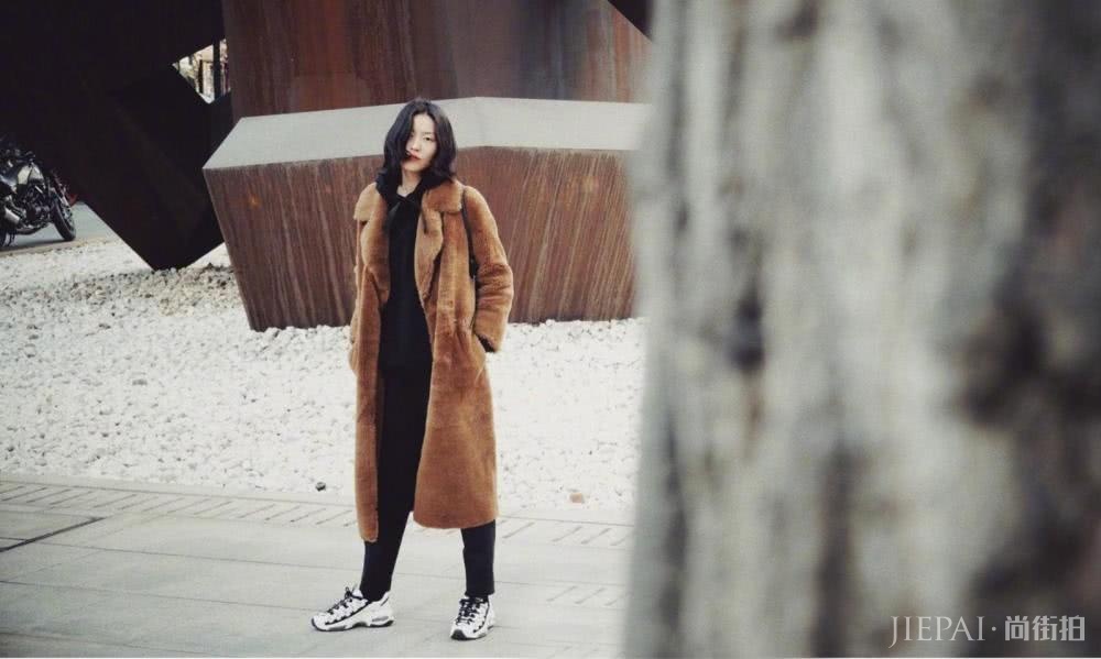 刘雯背2万普拉达凹造型,大衣却成最大亮点!