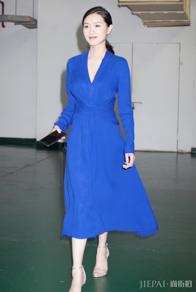 万茜穿“液体裙”,美到差点认不出!