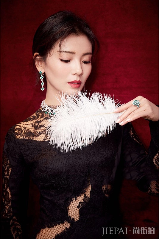 刘涛第1次尝试镂空透视装,美极了