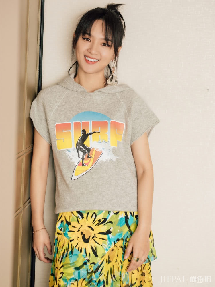 周笔畅居然爱上甜美风，但穿件蛋糕长裙就有点尴尬了！