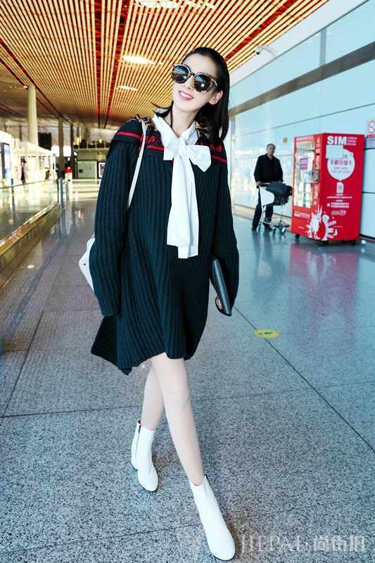 黄圣依露美腿 学院风短裙搭配蝴蝶结青春冻龄